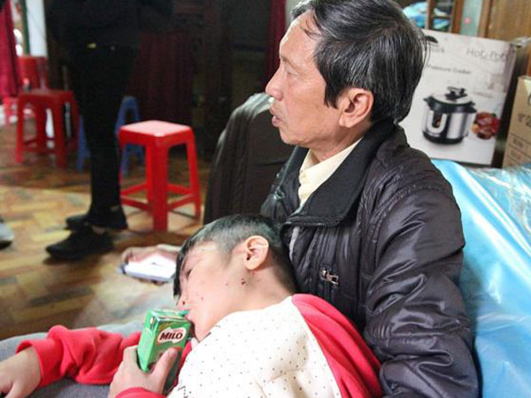 Bé 10 tuổi bị bạo hành: "Đến bữa bố và cô bê mâm vào phòng, còn cháu ăn ở ngoài"