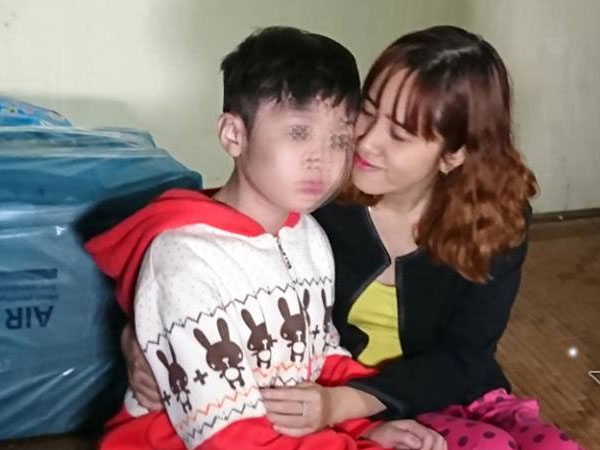 Bé trai bị bố và mẹ kế đánh rạn sọ não xin tha cho bố