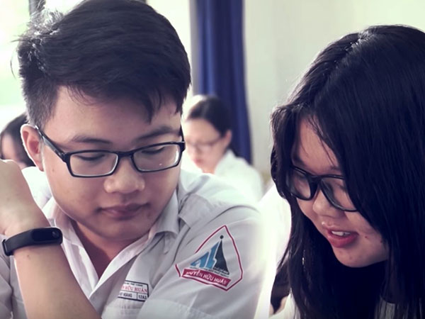 Clip lấy nước mắt hôm nay: Thanh xuân trọn vẹn vì có một tình bạn khác giới đẹp như thế này!