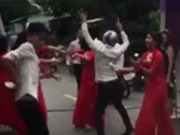 Dàn bê tráp mở nhạc sàn nhảy loạn đường ở An Giang