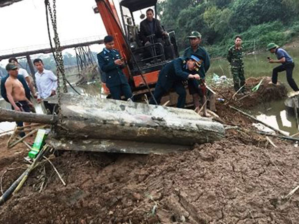 Hà Nội: Trục vớt quả tên lửa của Mỹ còn nguyên ngòi nổ nằm dưới sông