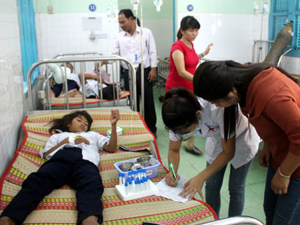 Hàng chục học sinh dân tộc nội trú ngộ độc sau bữa ăn sáng