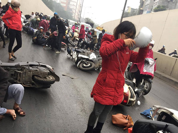 Hàng chục xe máy đang đổ la liệt trong hầm chui Kim Liên