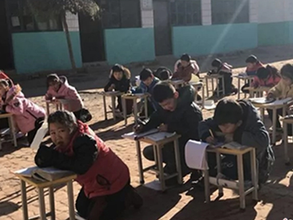 Học sinh Trung Quốc ngồi học ngoài trời 0 độ C