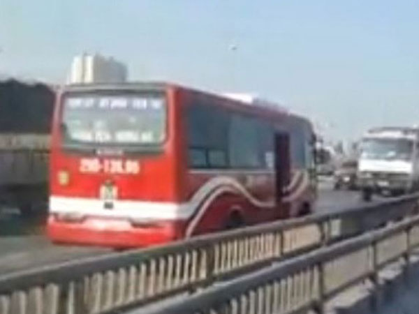 Tài xế xe khách đi ngược chiều ở đường trên cao bị tước bằng lái