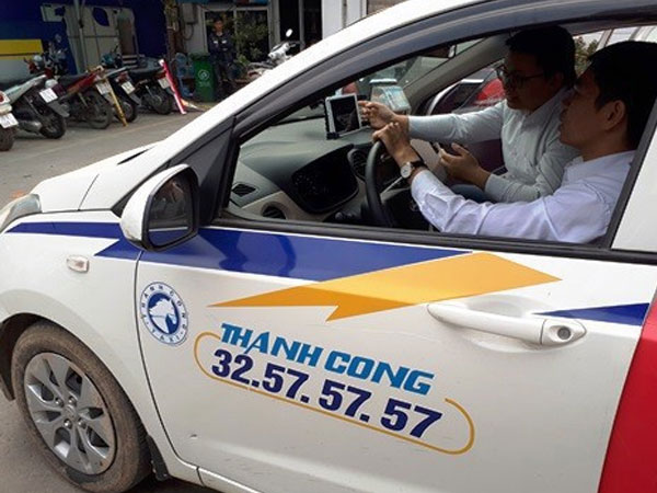 Thêm một hãng taxi truyền thống 'tung chiêu', quyết 'chiến đấu' với Uber, Grab
