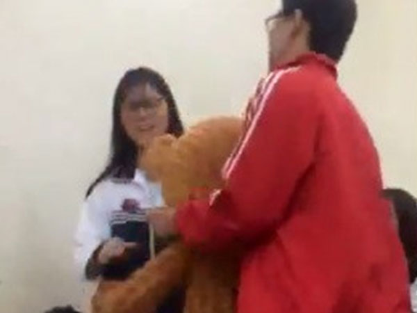 Video: Nam sinh Bách khoa đến tận lớp bạn gái tỏ tình bằng tiếng Anh