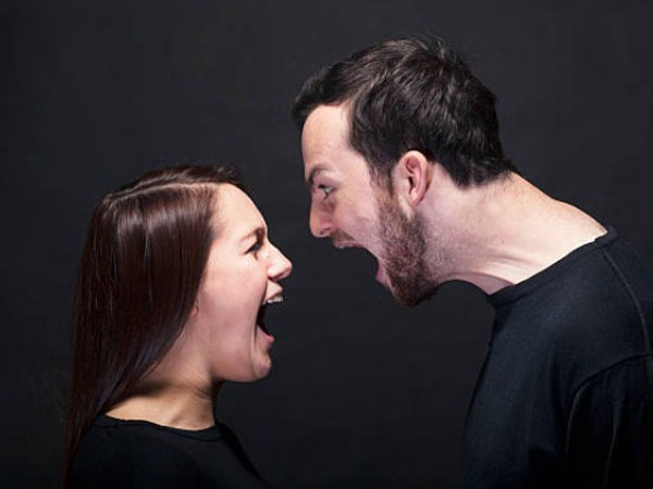 Chồng 'hãm' ra oai trước mặt họ hàng, thẳng tay tát vợ