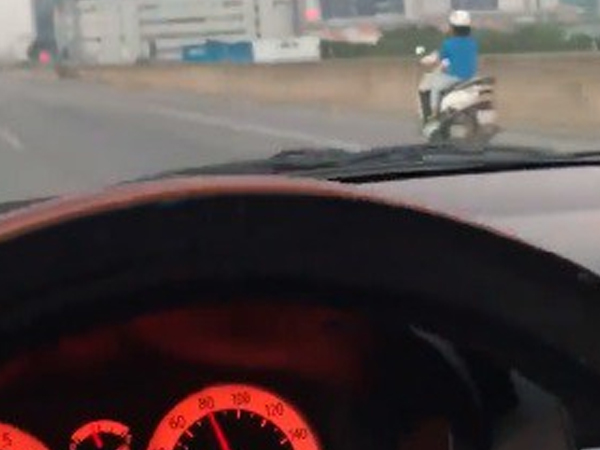 Clip: Ninja lead phóng 80km/h trên đường vành đai 3 chỉ dành cho ô tô
