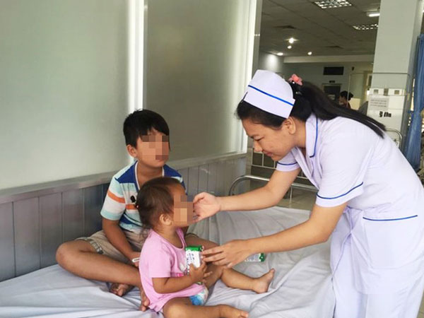 Dẫn hai con đi khám bệnh, sản phụ bất ngờ đau bụng, đẻ luôn con trai thứ ba để ở bệnh viện rồi... mất tích