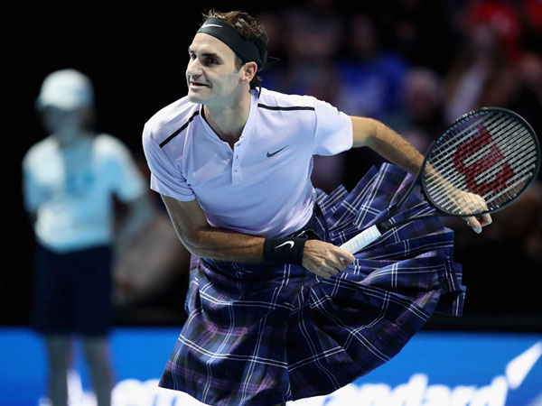 Federer mặc váy đánh bại Murray