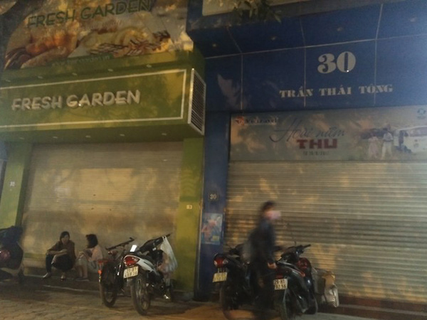 Hà Nội: Đang đi trong nhà, nữ nhân viên tiệm bánh ngọt ngã gục xuống đất tử vong