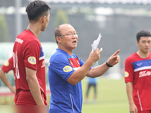 HLV Park Hang Seo muốn các tuyển thủ 'không tin đồng đội'