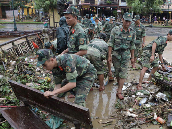 Lũ rút, quân đội cùng người dân Hội An tất bật dọn vệ sinh