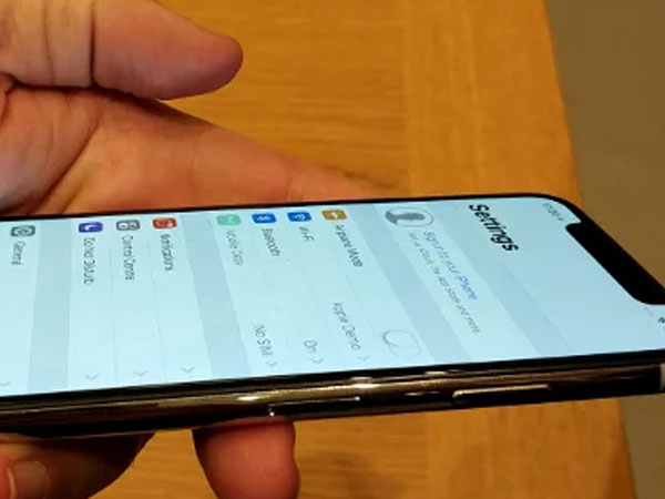 Màn hình iPhone X đổi màu khi nhìn nghiêng