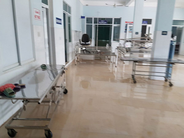 Mất điện nước, bệnh viện bị cô lập trong lũ mổ cứu 6 sản phụ