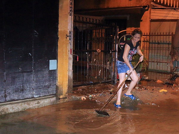 Người dân Hội An trắng đêm lau dọn hàng hóa, nhà cửa khi nước lũ vừa rút
