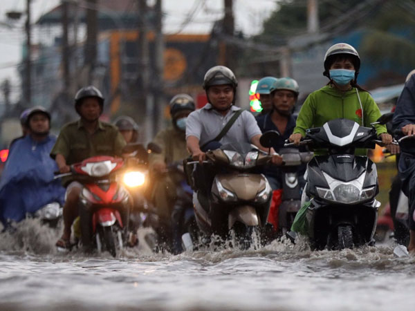 Người Sài Gòn 'tả tơi' trong cơn mưa lớn kéo dài