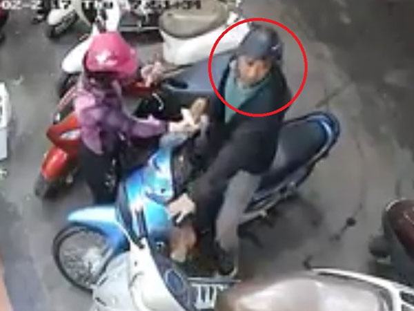 Nữ chủ xe tay ga tố kẻ gian trộm ví trong cốp ở chỗ đông người