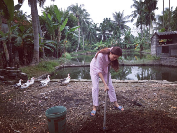 Phạm Hương lại ghi điểm với hình ảnh giản dị diện đồ bộ cuốc đất ở quê nhà