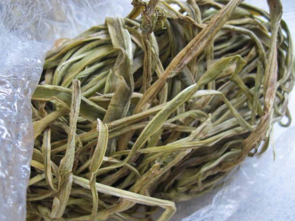Rau khô như nắm cỏ: 500 ngàn/kg, xếp hàng nửa tháng chờ mua