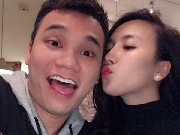 Sau màn cầu hôn 'siêu' lãng mạn, Khắc Việt xuất hiện tình tứ cùng bạn gái hot girl
