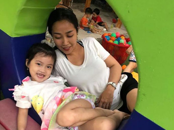 Sau ồn ào làm đại sứ cho lô hàng 11 tỷ, Ốc Thanh Vân khoe ảnh hạnh phúc cùng các con