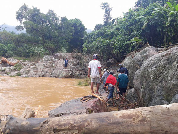 Thi thể nạn nhân sạt lở núi trôi từ Quảng Nam sang Quảng Ngãi