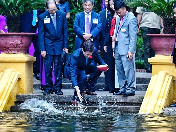 Thủ tướng Canada thăm Nhà sàn Bác Hồ
