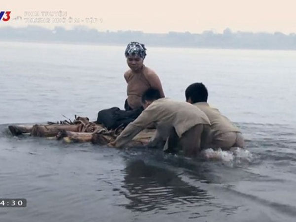 'Thương nhớ ở ai': Bị cắt tóc bôi vôi, thả bè trôi sông vì chửa hoang