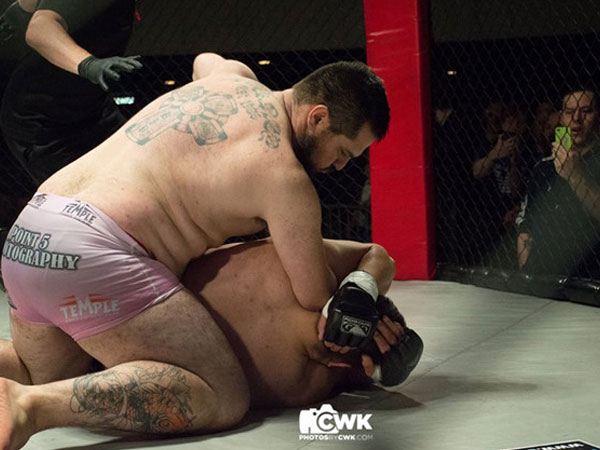 Võ sĩ cụt tay mất 11 giây để trở thành nhà vô địch MMA thế giới