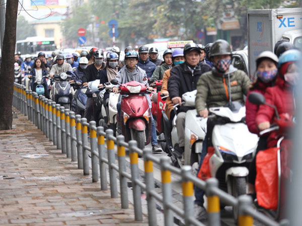 Cận cảnh barie ngăn dòng xe máy tràn lên vỉa hè ở một số tuyến phố Hà Nội