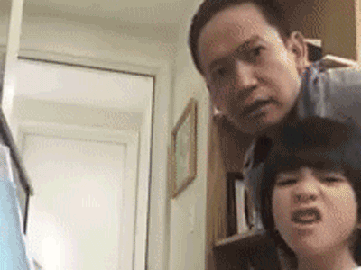 Clip dạy con học bá đạo kiểu Duy Mạnh: Mặc bố 'hò hét' đầy tâm huyết, con vẫn nhiệt tình tạo dáng nhắng nhít