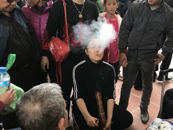 'Công chúa thuốc lào' chữa bệnh bằng cách rút lưỡi: Công việc chính của tôi là bán cát sỏi