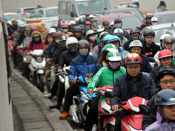 Đường Hà Nội tắc nghẹt xuyên trưa trong giá rét