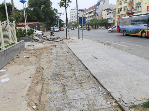 Hà Nội tạm dừng lát đá vỉa hè 'bền 70 năm'