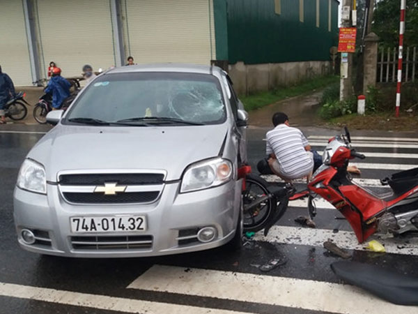 Nam thanh niên bị hất văng lên đầu ôtô sau cú tông trực diện