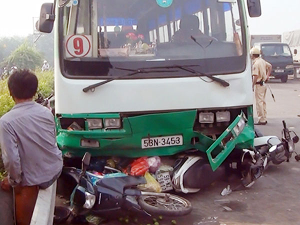 Ôtô buýt cuốn 6 xe máy vào gầm khi đổ dốc cầu ở TP HCM