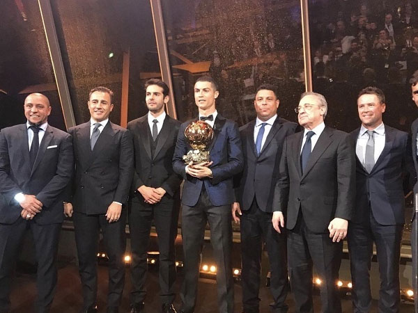 Ronaldo 'lên đỉnh' trên tháp Eiffel, chia vui cùng các huyền thoại Real