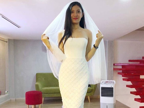 Sau màn cầu hôn lãng mạn, Chúng Huyền Thanh tươi tắn đi thử váy cưới