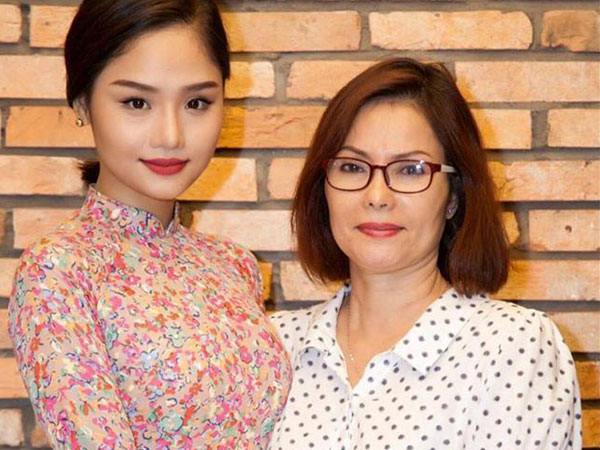 Sự khắt khe 'khủng khiếp' mẹ Miu Lê dùng để dạy con gái trưởng thành