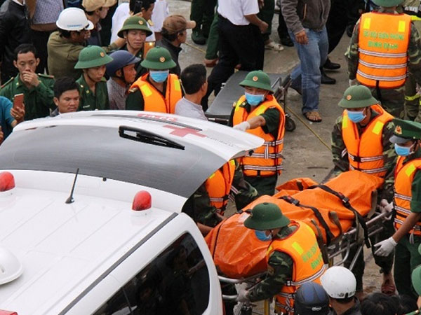 Bão nuốt 8 tàu hàng: Đội tàu 'liều mình' vượt sóng cao 7m cứu người
