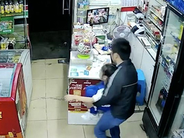 Bé gái 7 tuổi bị bắt cóc khi một mình trông cửa hàng