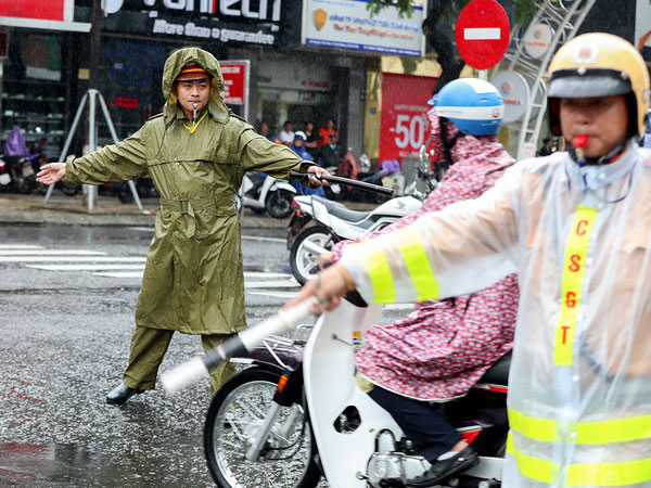 Cảnh sát phân luồng xe APEC dưới mưa