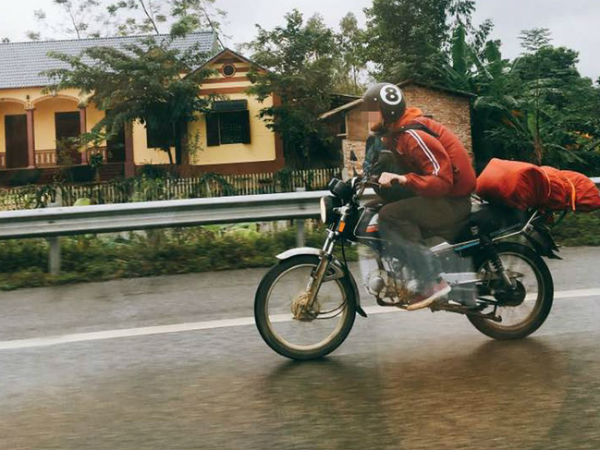 'Choáng' trước cảnh 2 anh Tây phóng xe như 'bay' trên cao tốc Nội Bài - Lào Cai