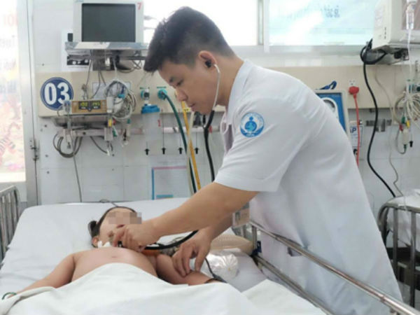 Mẹ tự cho con uống thuốc tiểu đường khiến bé gái hôn mê