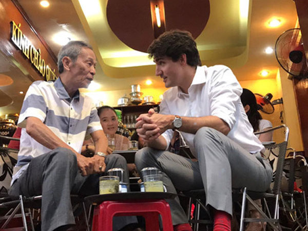 Thủ tướng Trudeau ngồi cà phê vỉa hè Sài Gòn