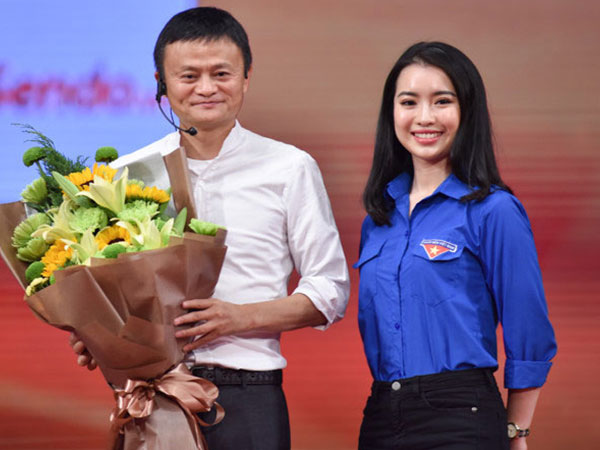 Video: Hoa khôi Ngoại giao Ngô Khánh Linh dẫn chương trình đối thoại với Jack Ma