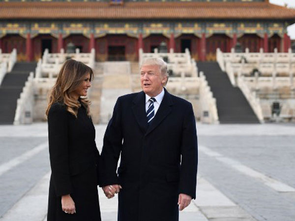 Vợ chồng Trump dắt tay nhau dạo Tử Cấm Thành