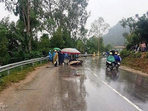 Xe máy 2 người hàng xóm đấu đầu, 3 người tử vong
